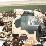 Ein Vater und sein Sohn betrachten einen Jeep