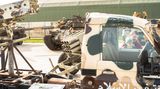 Ein Vater und sein Sohn betrachten einen Jeep