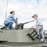 Eine Familie posiert auf einem Panzer