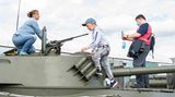 Eine Familie posiert auf einem Panzer