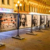 Gesichter von Kindern auf Plakatwänden in Moskau