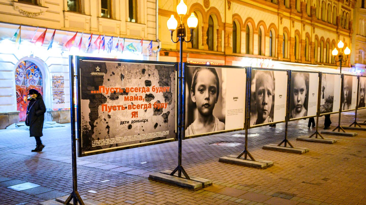 Gesichter von Kindern auf Plakatwänden in Moskau