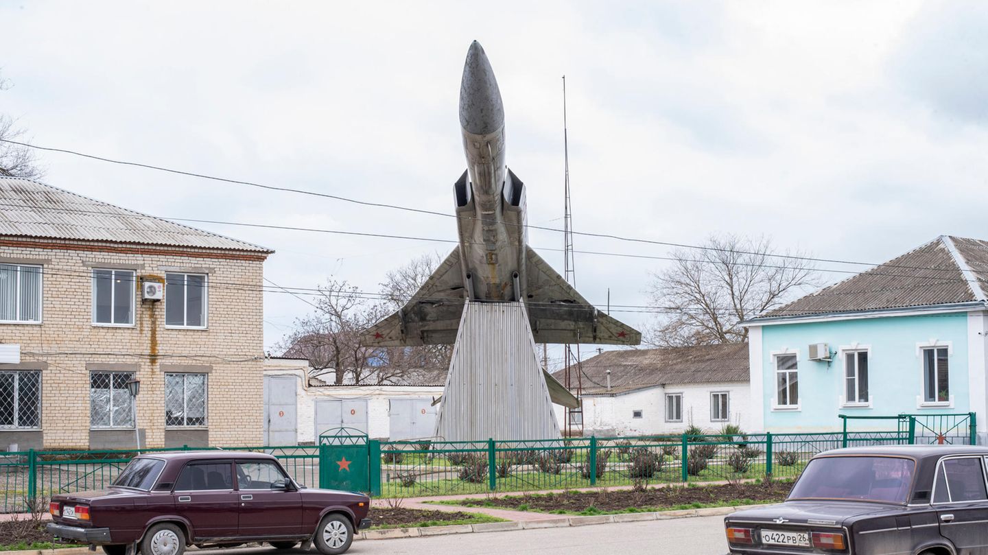 Ein Kampfjet im Vorgarten auf der Lenin Street in Krasnogvardeyskoye