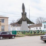 Ein Kampfjet im Vorgarten auf der Lenin Street in Krasnogvardeyskoye
