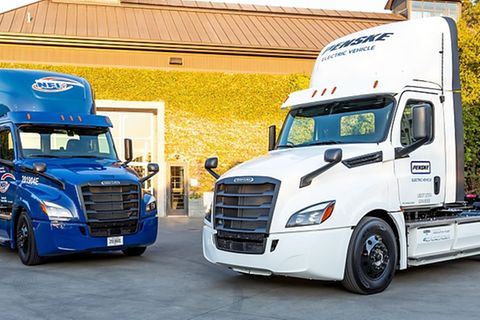 Freightliner eCascada.jpg