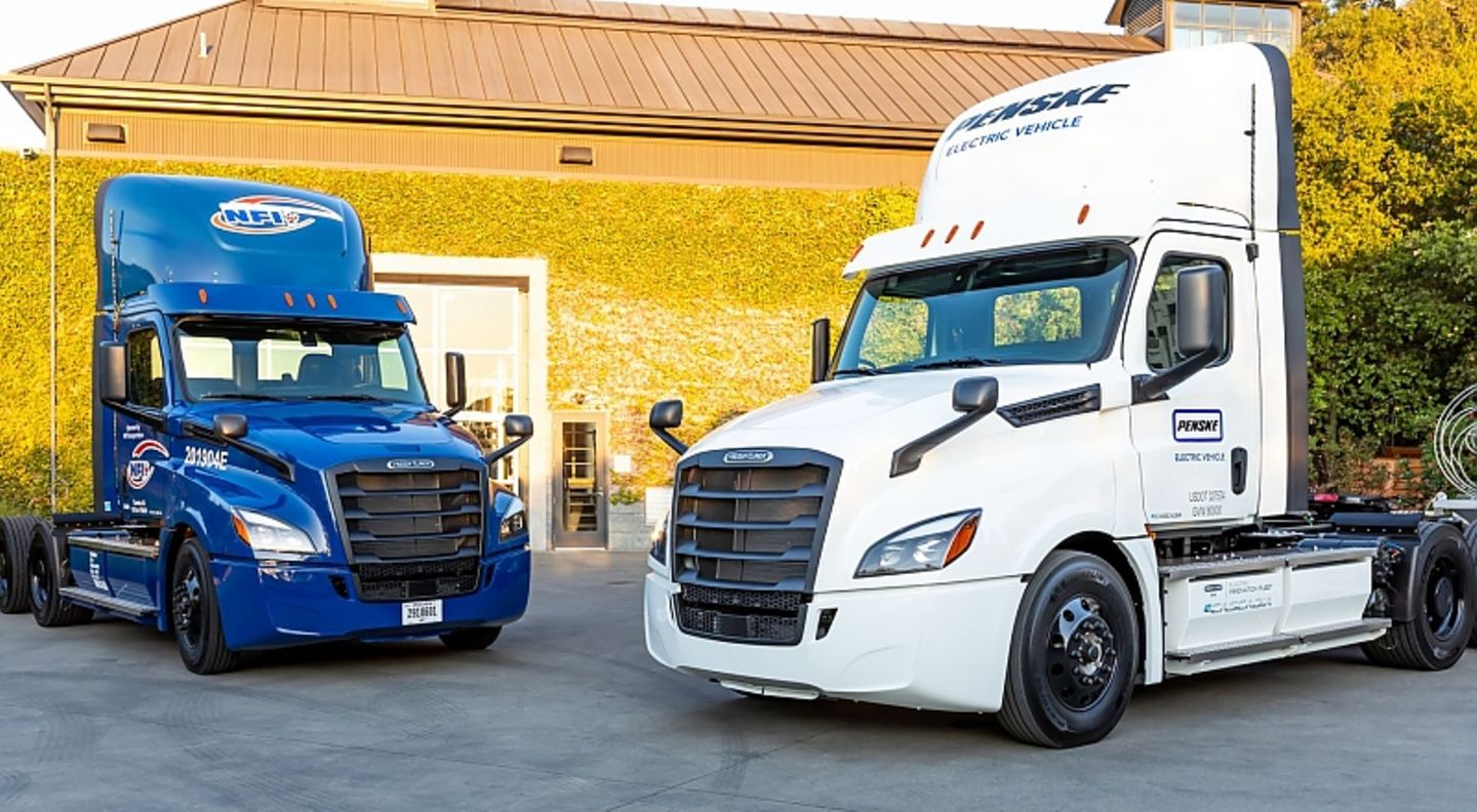 Freightliner eCascada.jpg