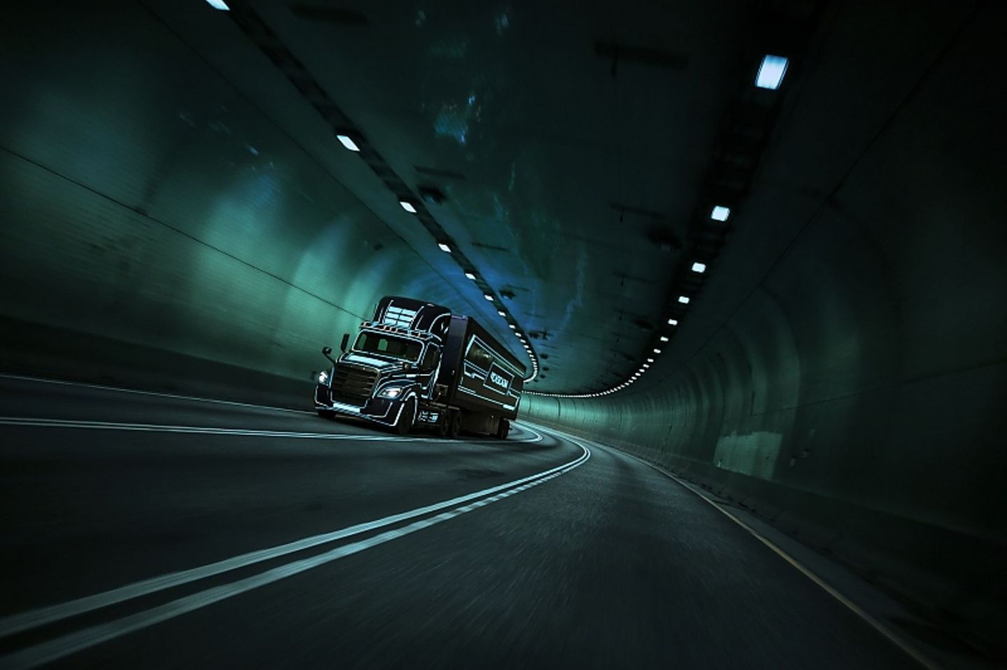 Freightliner eCascada.jpg