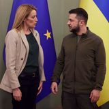 Roberta Metsola und Wolodymyr Selenskyj vor blau-gelben EU- und Ukraine-Fahnen