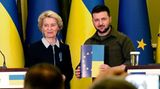Wolodymyr Selenskyj (r.) bekommt von Ursula von der Leyen EU-Fragebogen