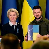 Wolodymyr Selenskyj (r.) bekommt von Ursula von der Leyen EU-Fragebogen