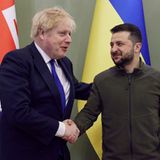 Boris Johnson (l.) schüttelt Präsident Selenskyj die Hand