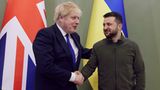 Boris Johnson (l.) schüttelt Präsident Selenskyj die Hand
