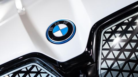 Das BMW-Logo ist während eines BMW-Pressetermins an der Front von einem BMW-Modell zu sehen
