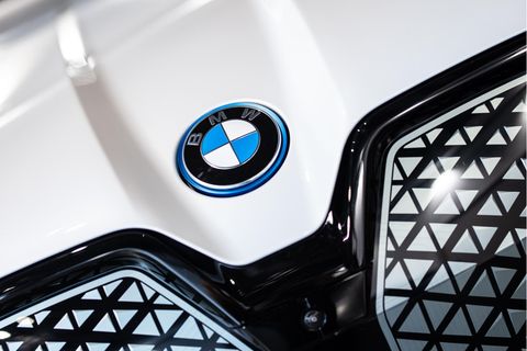 Das BMW-Logo ist während eines BMW-Pressetermins an der Front von einem BMW-Modell zu sehen