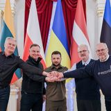 Fünf Staatsoberhäupter vor Flaggen