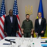 US-Außenminister Anthony Blinken (r.), Präsident Selenskyj und US-Verteidigungsminister Lloyd Austin (l.)