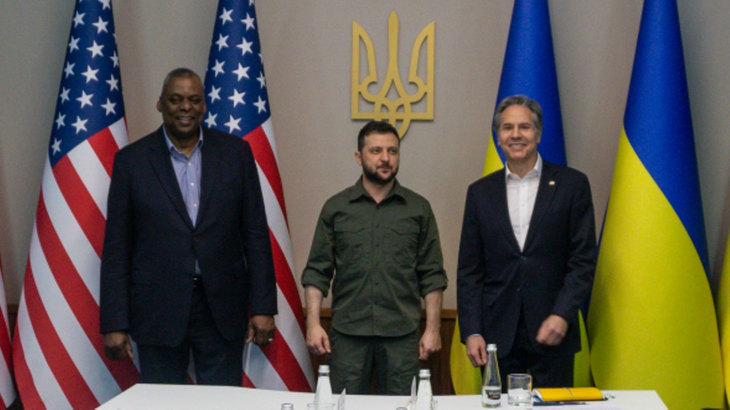 US-Außenminister Anthony Blinken (r.), Präsident Selenskyj und US-Verteidigungsminister Lloyd Austin (l.) US-Außenminister Anthony Blinken (r.), Präsident Selenskyj und US-Verteidigungsminister Lloyd Austin (l.)