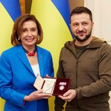 Präsident Selenskyj (r.) verleiht Nancy Pelosi, der Vorsitzenden des US-Repräsentantenhauses einen Orden