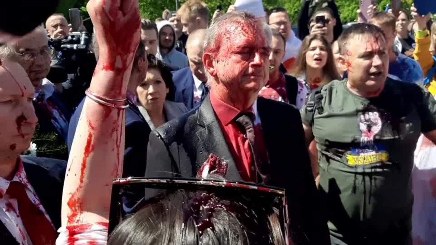 Video: Russischer Botschafter in Polen mit roter Farbe bespritzt | STERN.de