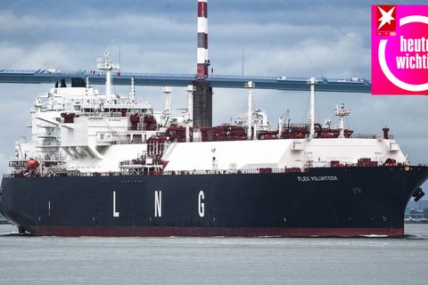 Ein Flüssiggas-Tanker im Atlantik vor der Mündung der Loire bei Saint -Nazaire