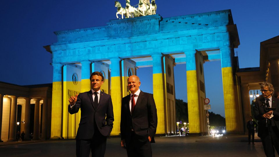 Emmanuel Macron (l.) und Olaf Scholz am Brandenburger Tor