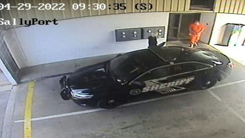 Ende April verschwanden die Gefängniswächterin und der Häftling zusammen