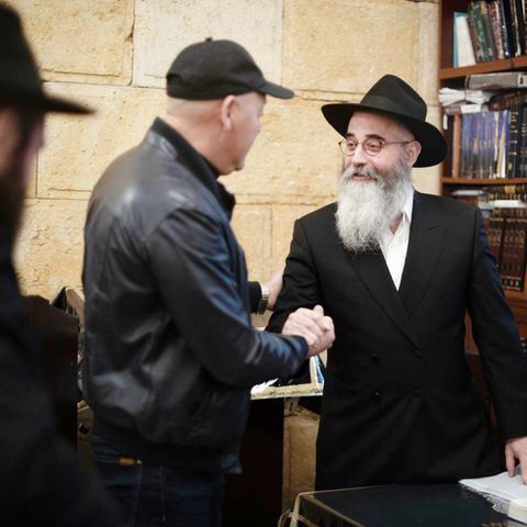 Rabbi Awraam Wolf begrüßt ein Gemeindemitglied