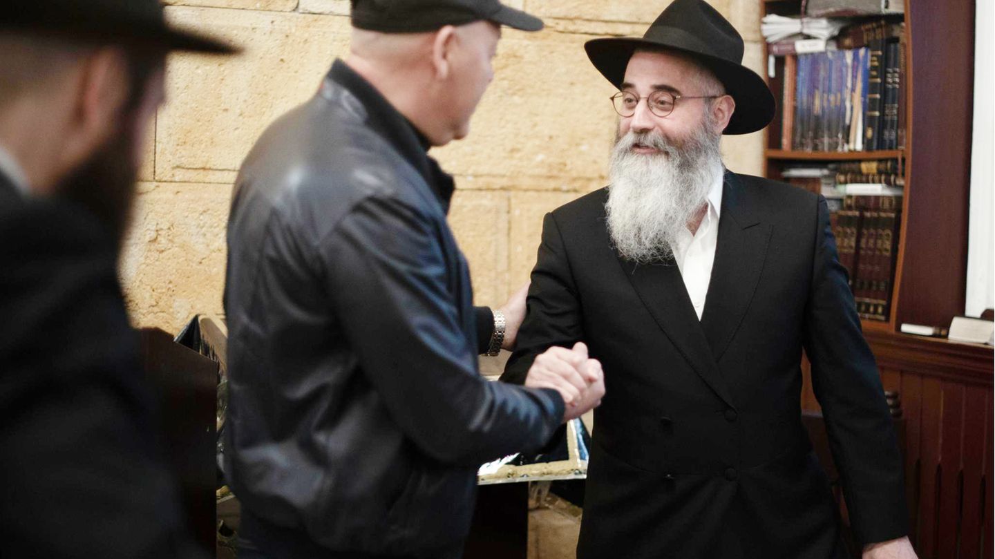 Rabbi Awraam Wolf begrüßt ein Gemeindemitglied