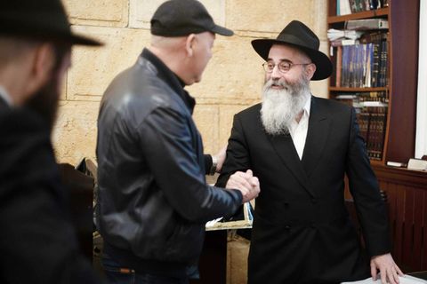 Rabbi Awraam Wolf begrüßt ein Gemeindemitglied