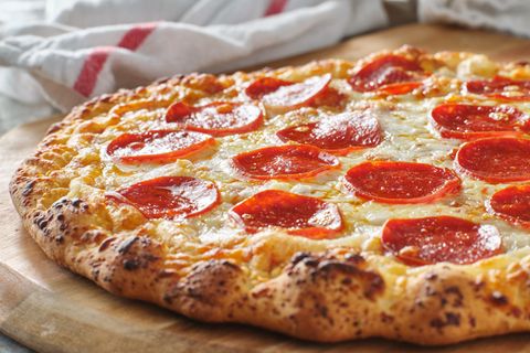 Tiefkühlpizza mit Salami