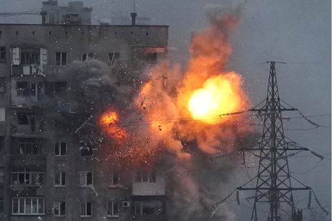 Rauch und Flammen steigen aus einem Wohnhaus