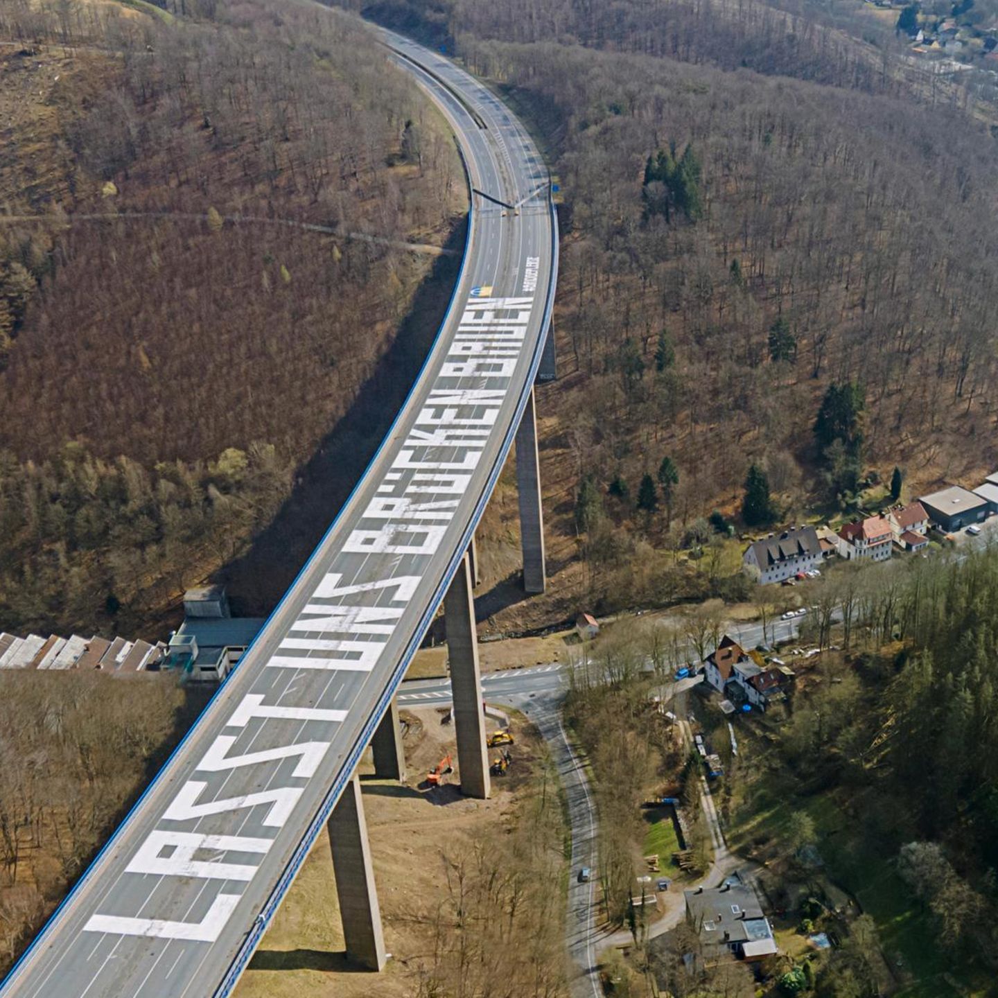 Die Rahmede-Talbrücke mit dem Schriftzug "Lasst uns Brücken bauen..." auf der Fahrbahn