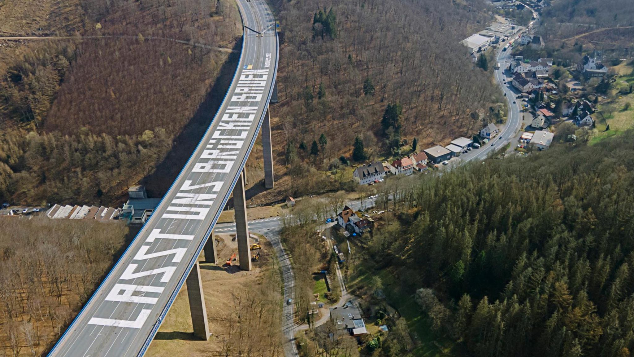 Die Rahmede-Talbrücke mit dem Schriftzug "Lasst uns Brücken bauen..." auf der Fahrbahn