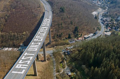 Die Rahmede-Talbrücke mit dem Schriftzug "Lasst uns Brücken bauen..." auf der Fahrbahn