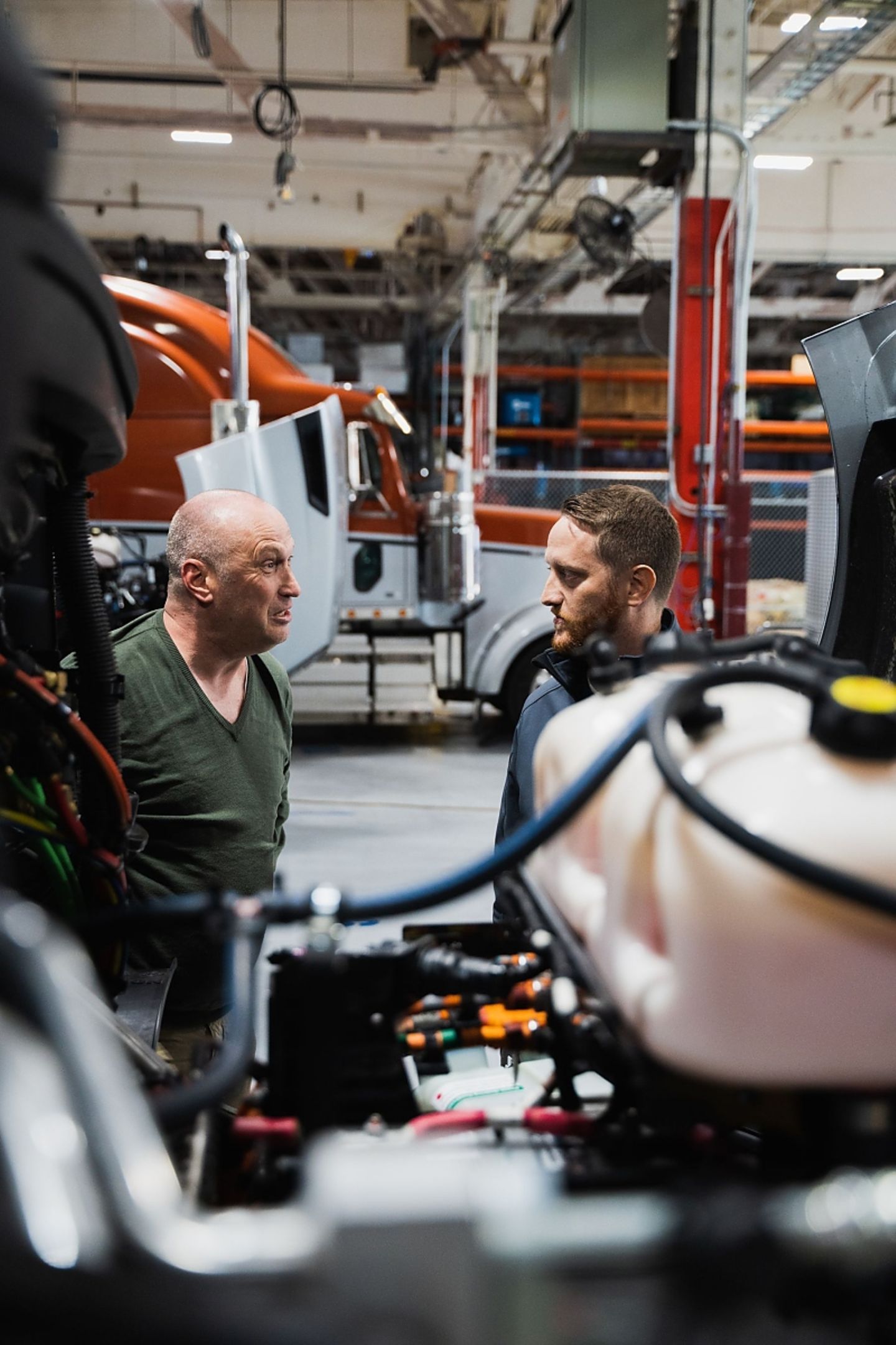 Produktmanager Kevin Otzenberger erklärt die Details des 
Freightliner eCascadia