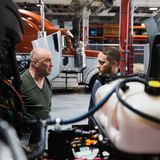 Produktmanager Kevin Otzenberger erklärt die Details des 
Freightliner eCascadia