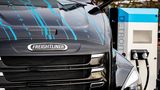 Der Freightliner eCascadia kann mit bis zu 240 kW geladen werden