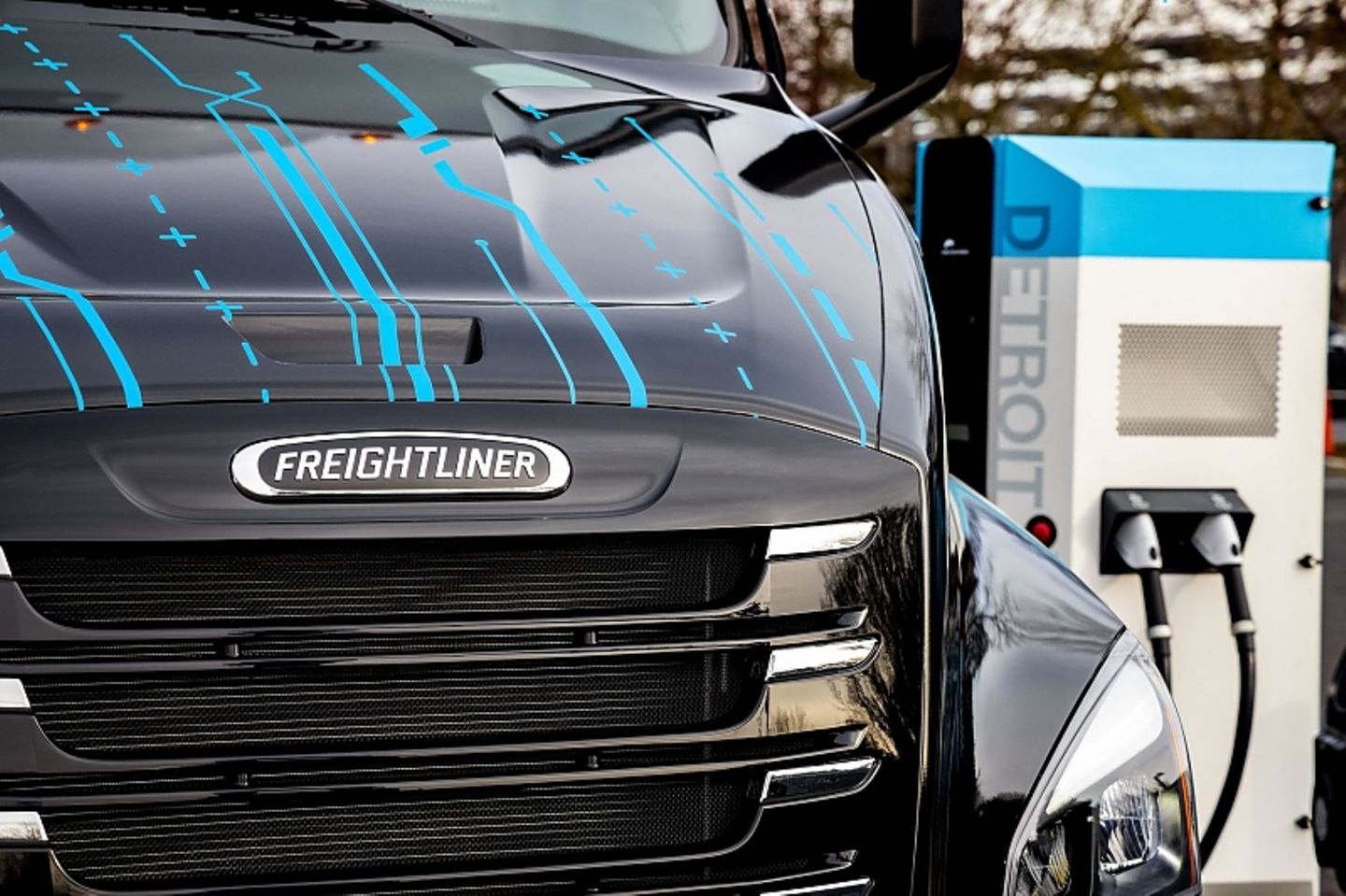 Der Freightliner eCascadia kann mit bis zu 240 kW geladen werden