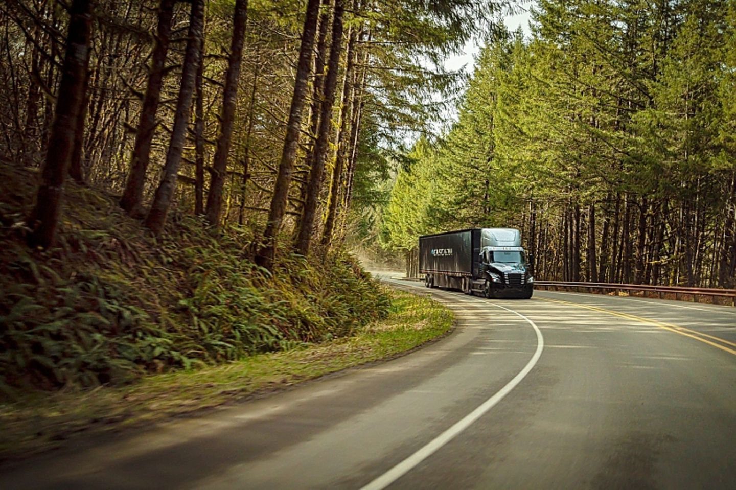 Der Freightliner eCascadia verfügt über einige Assistenzsysteme