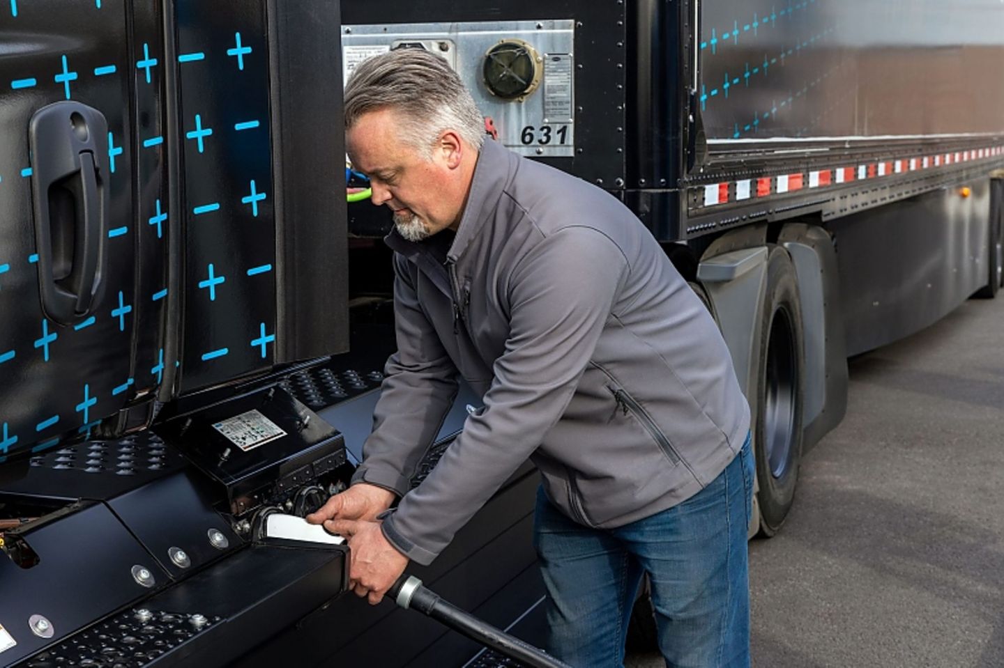 Der Freightliner eCascadia kann mit bis zu 240 kW mit Strom 
gefüllt werden