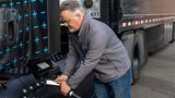 Der Freightliner eCascadia kann mit bis zu 240 kW mit Strom 
gefüllt werden