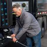 Der Freightliner eCascadia kann mit bis zu 240 kW mit Strom 
gefüllt werden