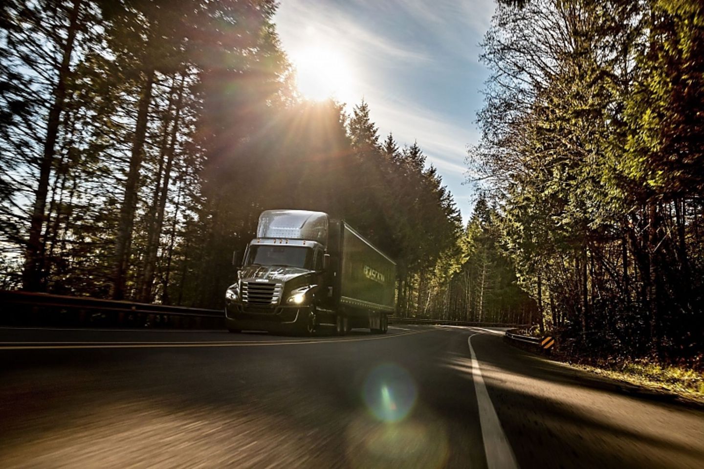 Der Freightliner eCascadia kann bis zu 37 Tonnen transportieren