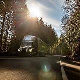 Der Freightliner eCascadia kann bis zu 37 Tonnen transportieren