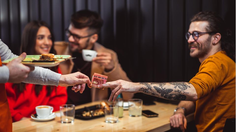 Gastronom verlangt eine Art Eintritt für sein Restaurant