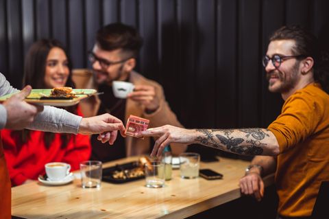 Gastronom verlangt eine Art Eintritt für sein Restaurant