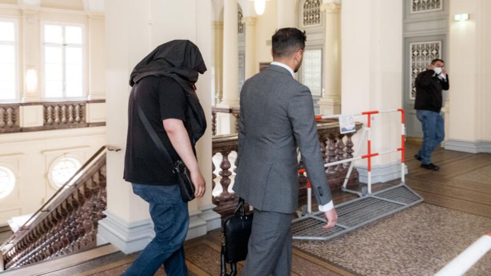 Angeklagter geht in den Gerichtssaal
