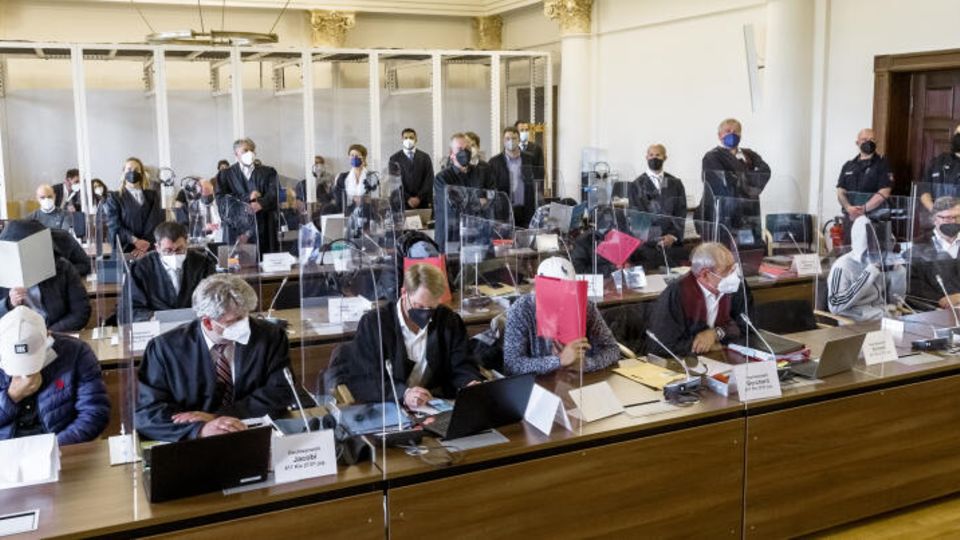 Angeklagte sitzen im Gerichtssaal