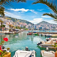 Die Stadt Saranda an der Küste Albaniens