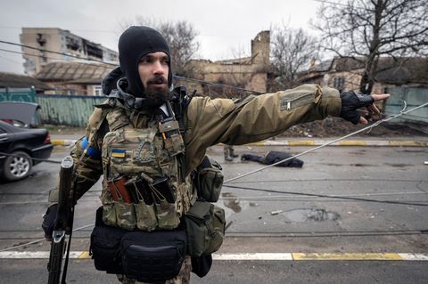 Angriffe auf die Ukraine: Angst vor Sprengsätzen unter Leichen: Ukrainer bergen gefallene Russen